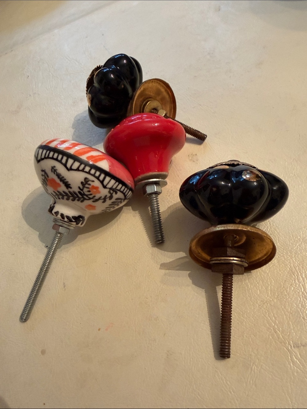 4 Drawer pulls - Picture 2 of 7